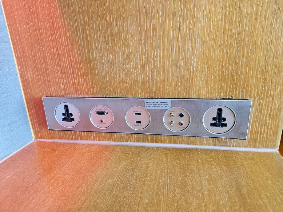 Висувні шухляди столу