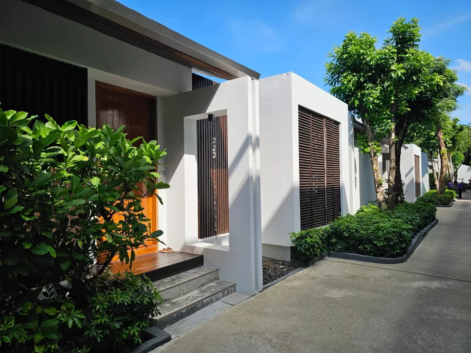 Під'їзди до приватних вілл з басейном