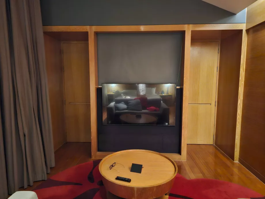 Кімната із зачиненими дверима, що відокремлюють передпокій та ванну кімнату