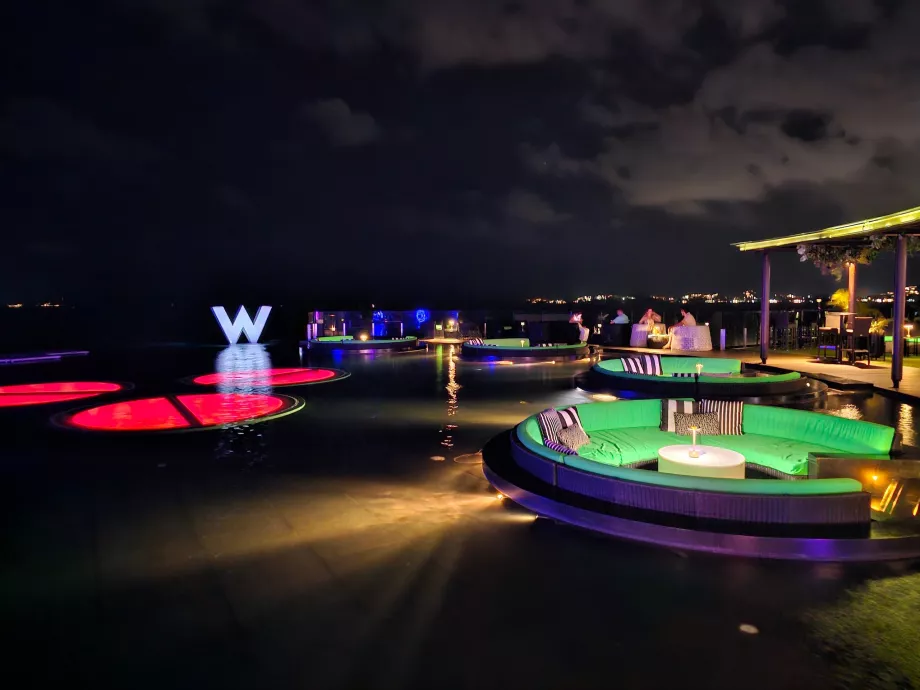 WooBar після настання темряви