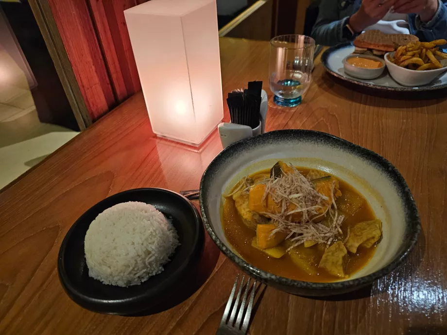 Вечеря в ресторані готелю