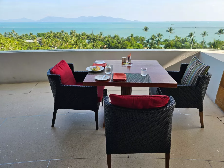 Сніданок - тераса з видом