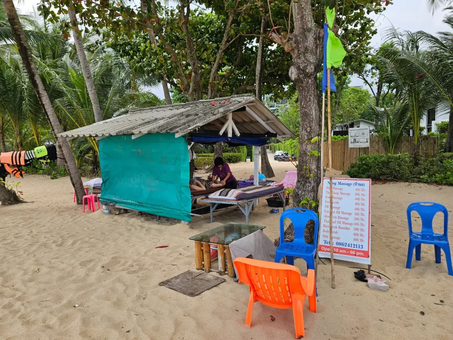 Масаж на пляжі біля готелю