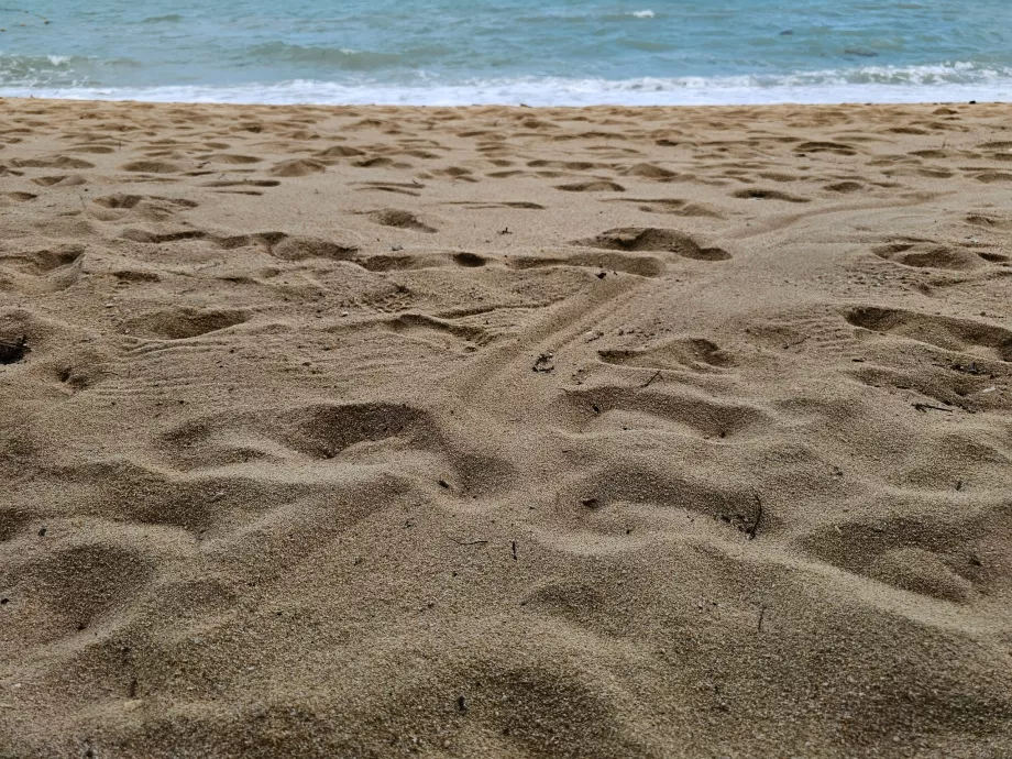 Більш крупний пісок на пляжі готелю