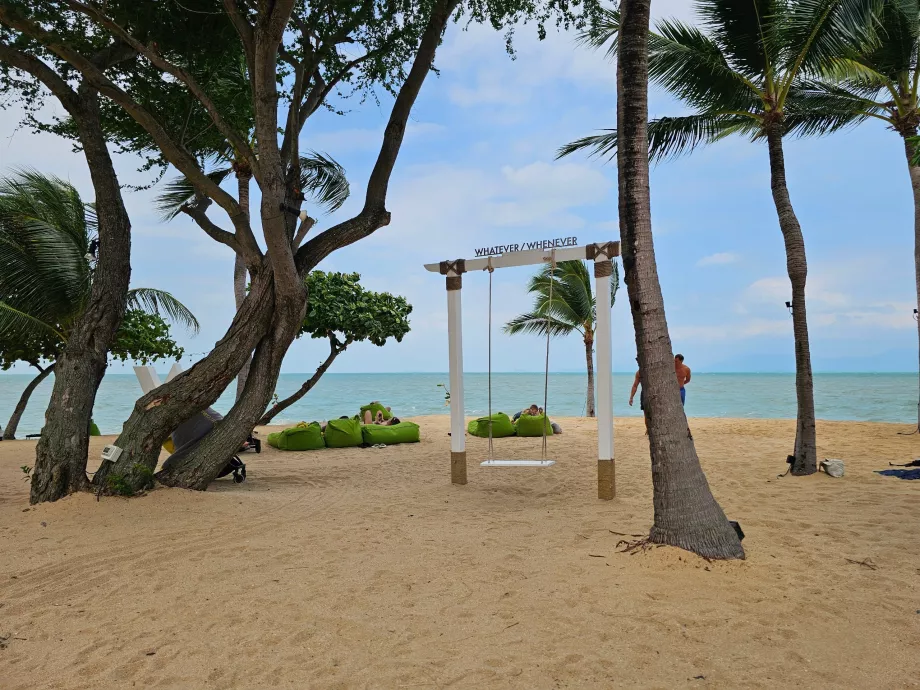 Гойдалки на пляжі готелю