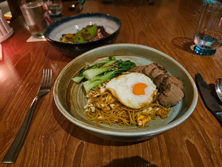 Вечеря в ресторані готелю