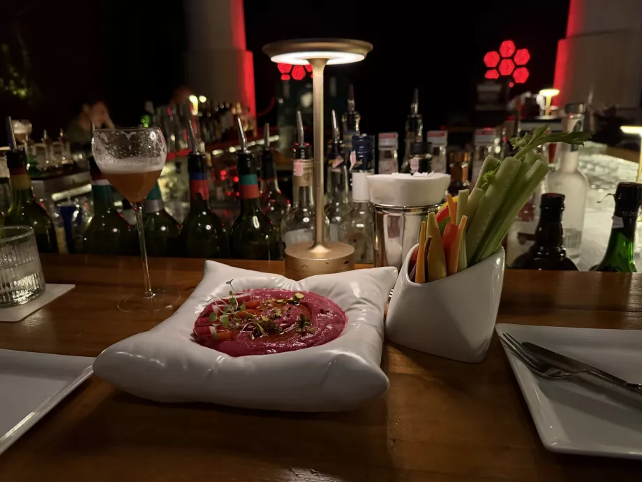 Хумус з буряком у WooBar