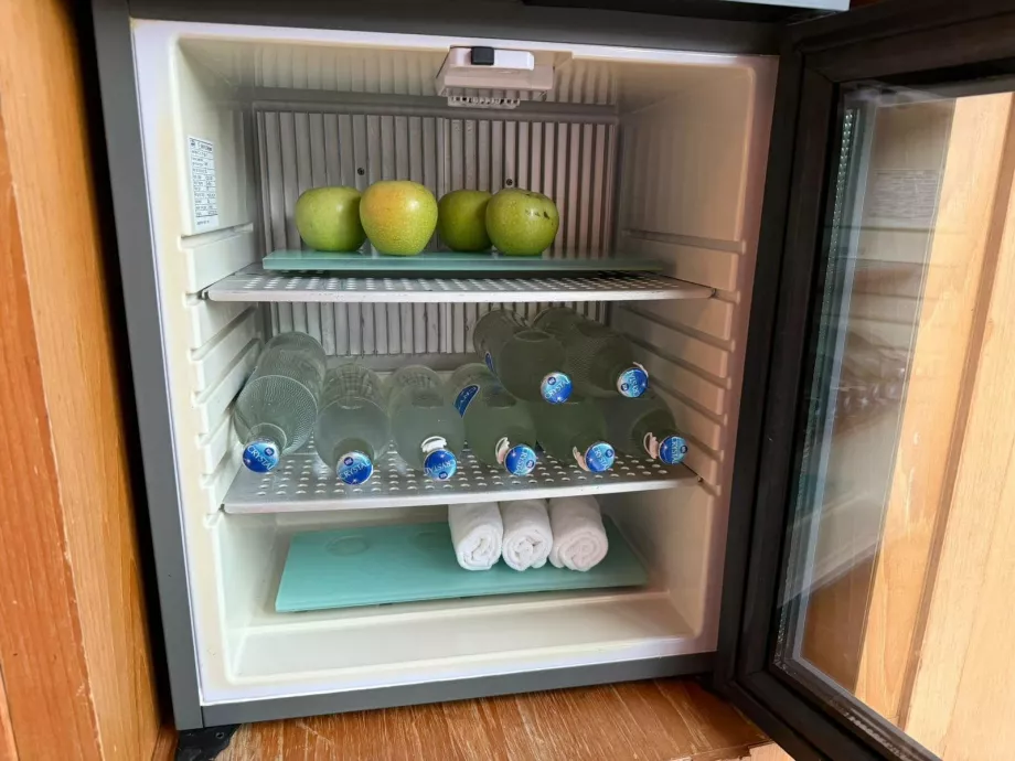 Безкоштовна вода, рушники та яблука в тренажерному залі