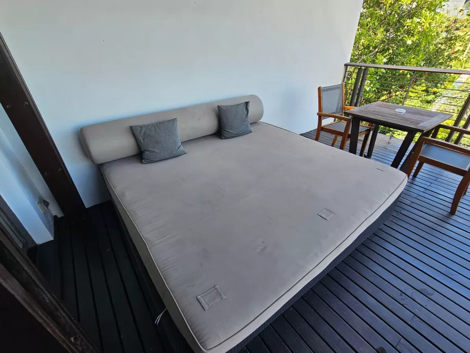 Диван на терасі