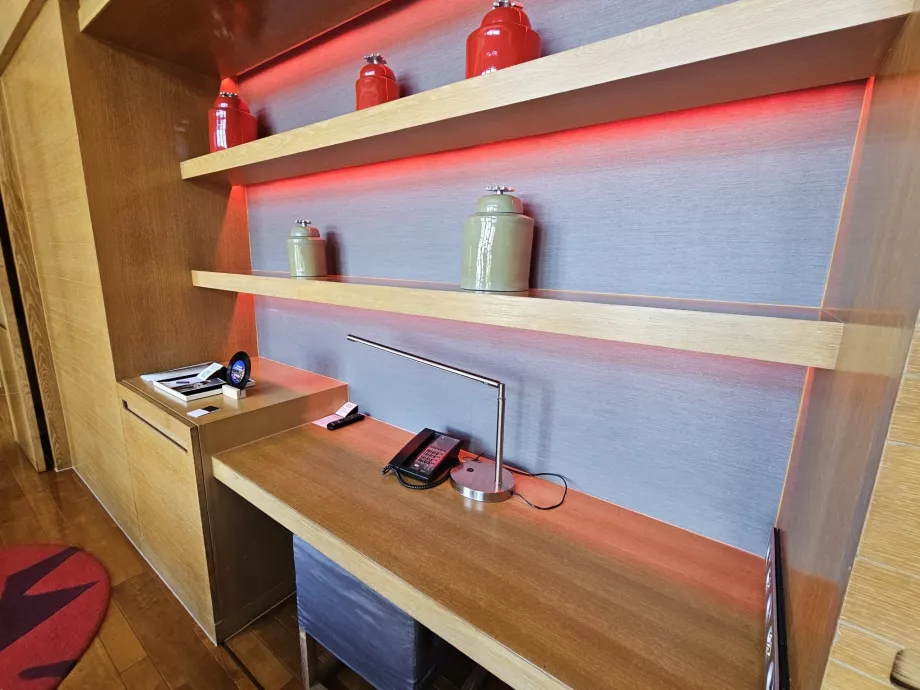 Офісний стіл для роботи