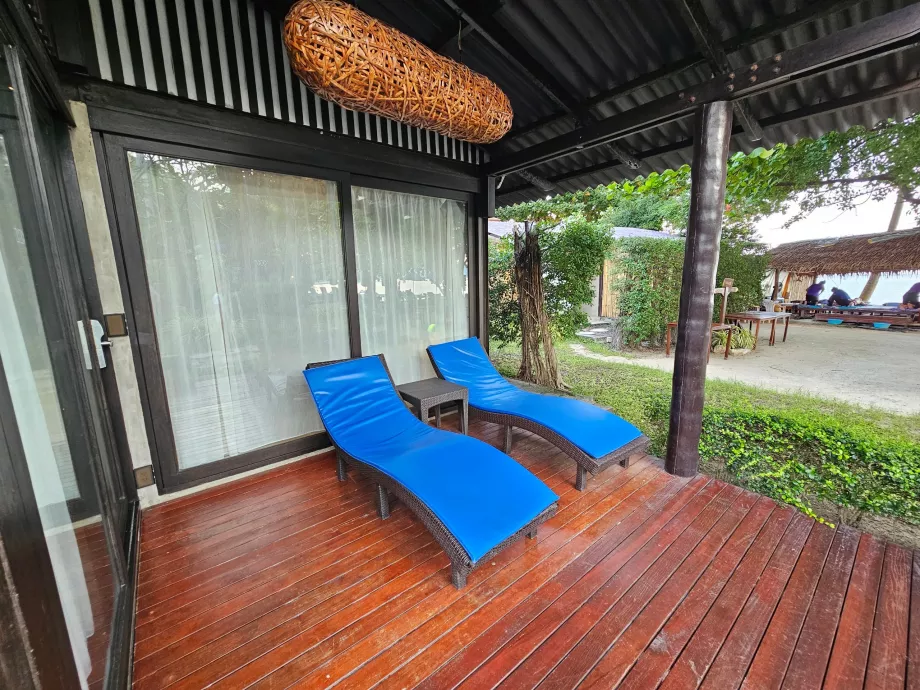 Шезлонги перед нашим однокімнатним люксом