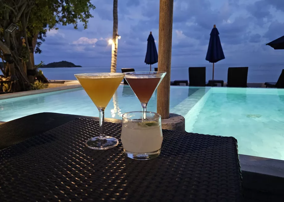 Напої біля басейну