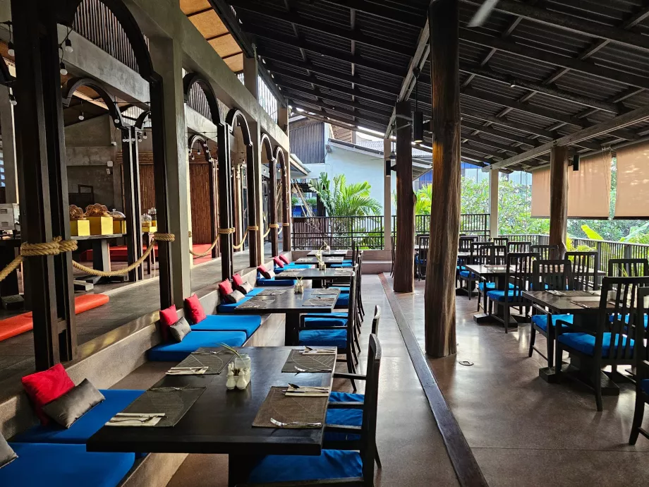 У ресторані готелю подають сніданок