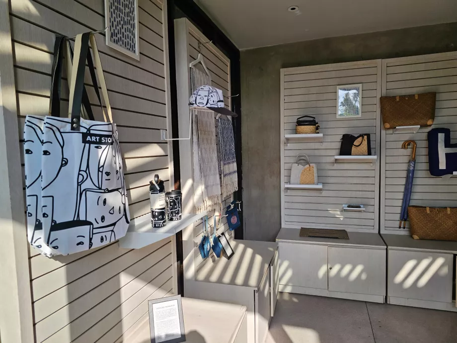 Невелика сувенірна крамничка на рецепції