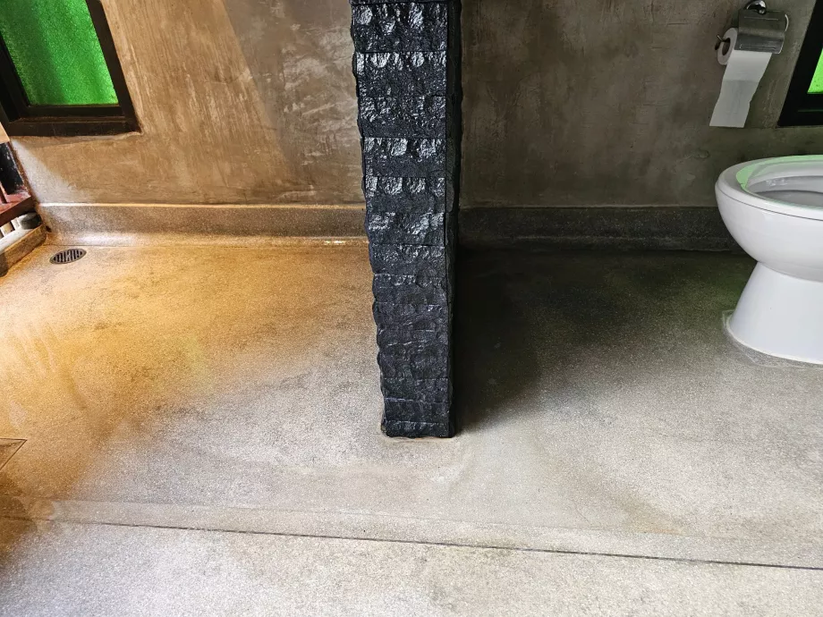 Вода з душу стікає в унітаз