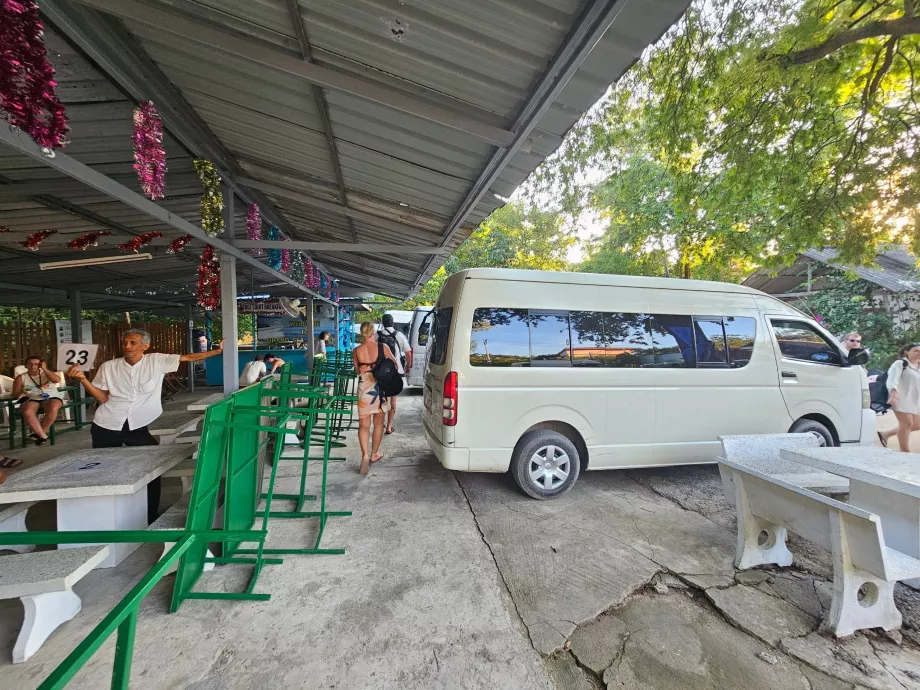 Мікроавтобус - виїзд назад до готелю