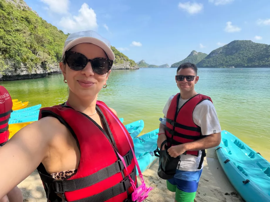 Ми біля каяків