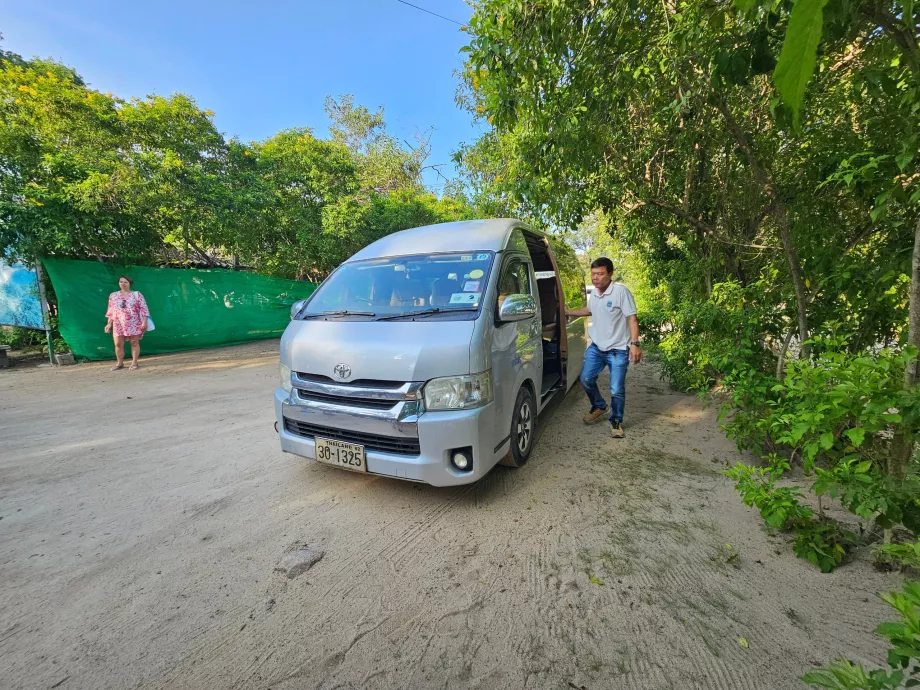 Мікроавтобус для трансферу від готелю до причалу