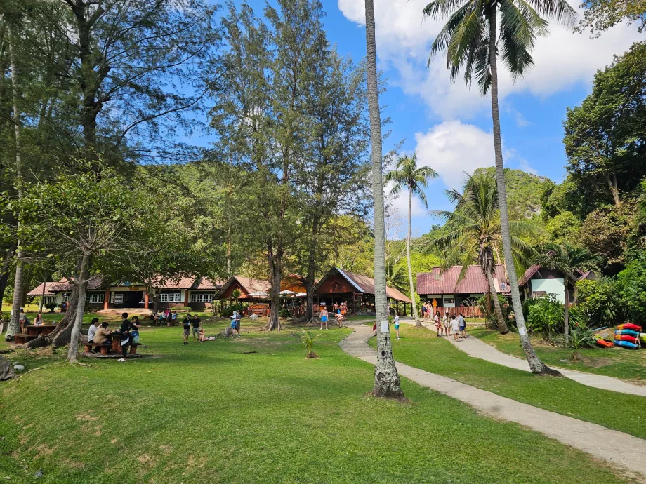 Центр національного парку на острові Вуа Та Лап