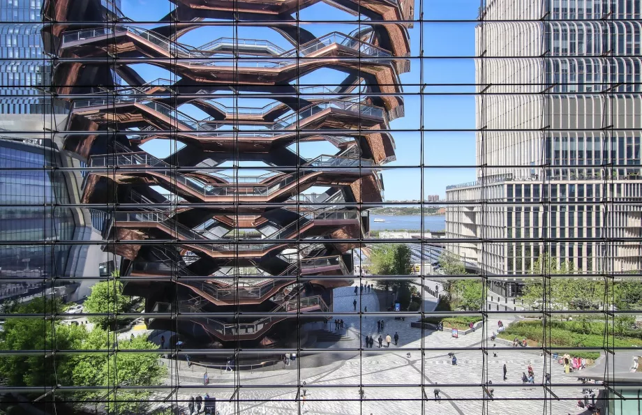 Судно з хмарочоса The Edge