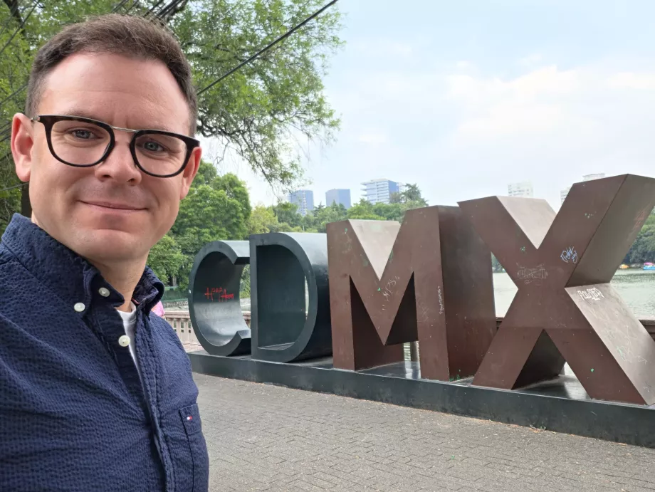 Я перед вивіскою "CDMX"