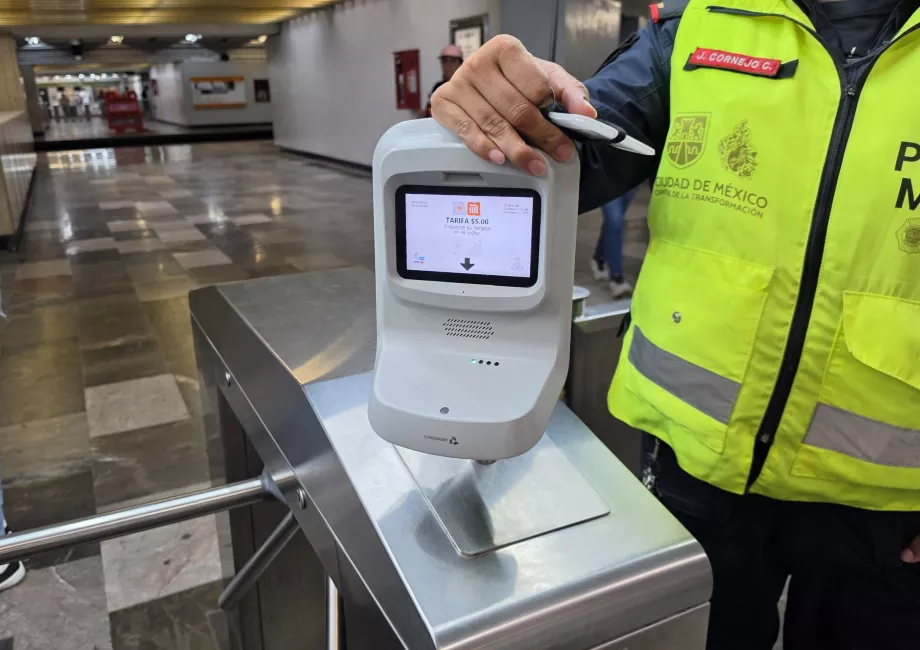 Оплата карткою в метро