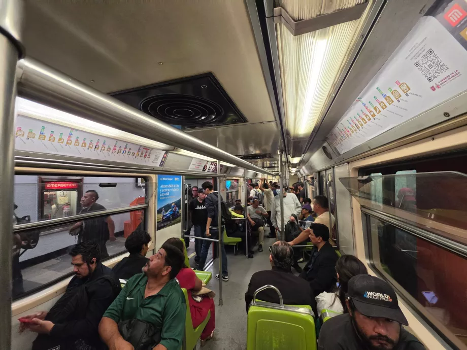 Інтер'єр метро в CDMX