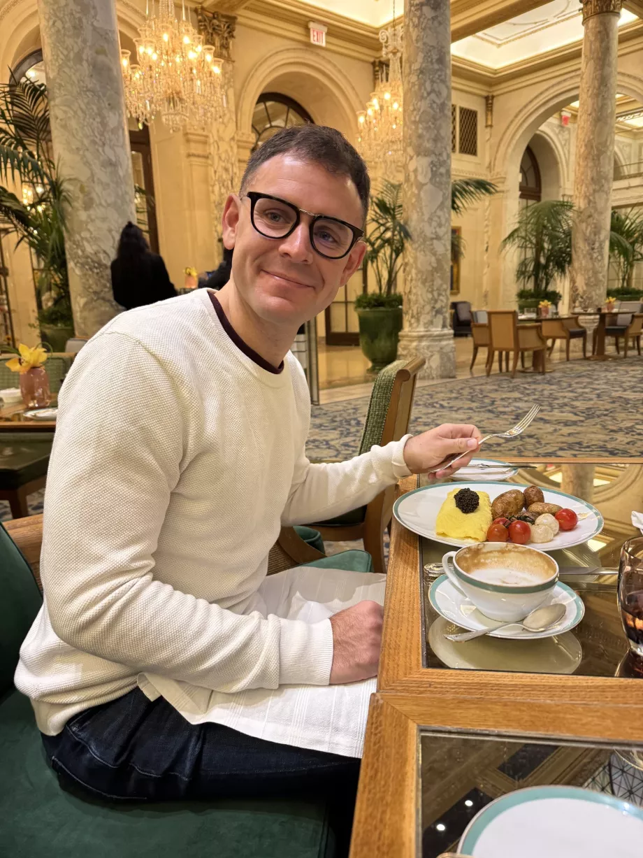 Я снідаю в готелі "Плаза