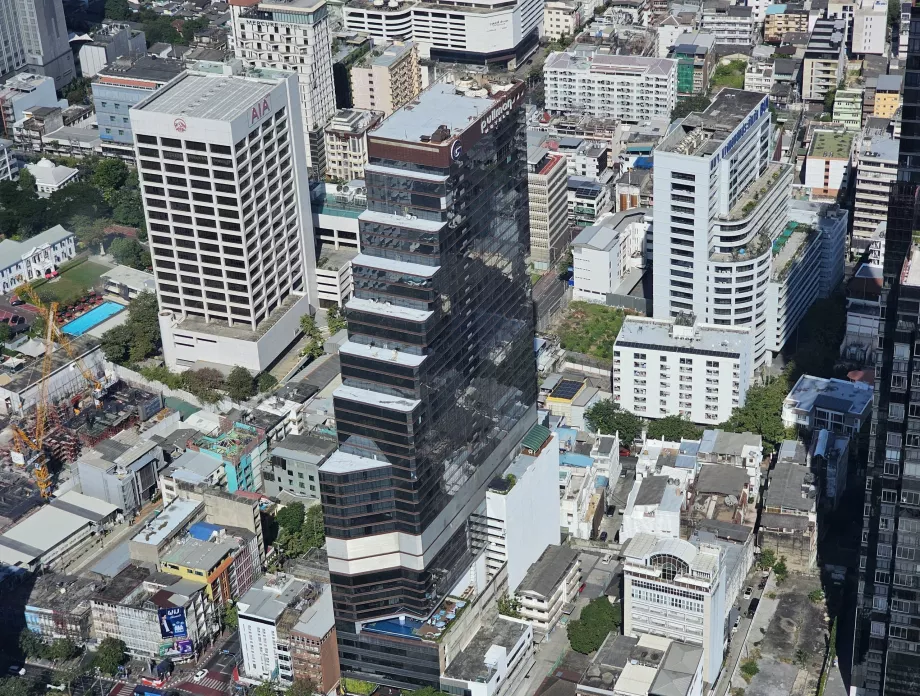 Вид на готель з оглядового майданчика King Power Mahanakhon