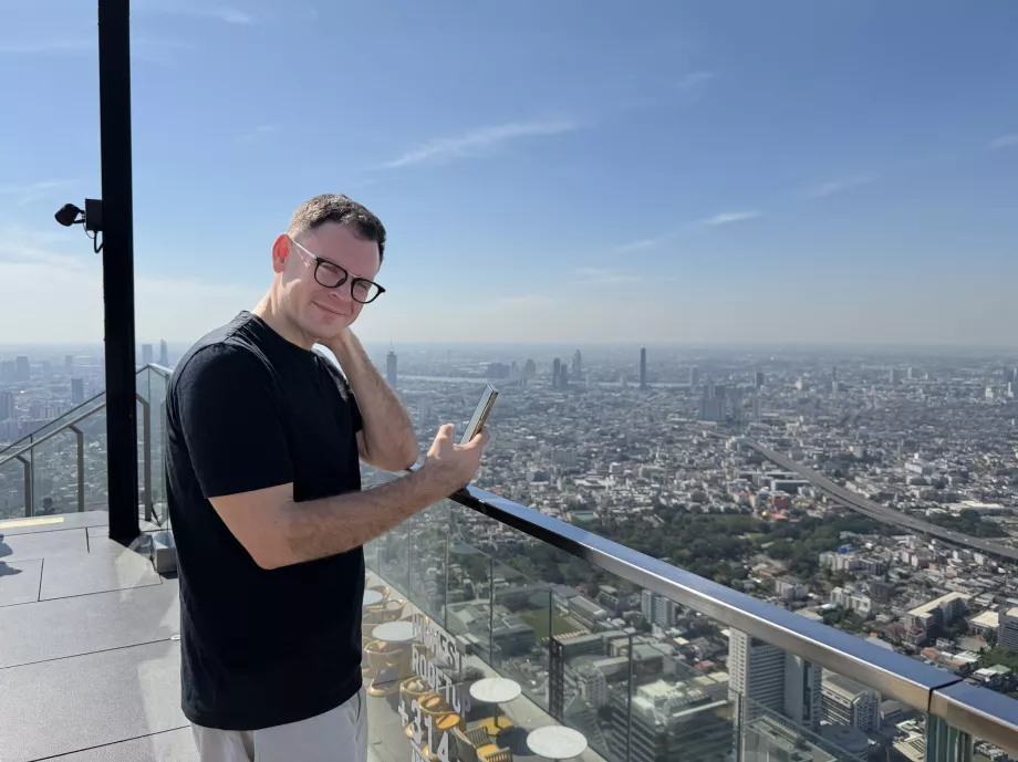 King Power Mahanakhon - я на сторожі (неприємне сонце в очі)