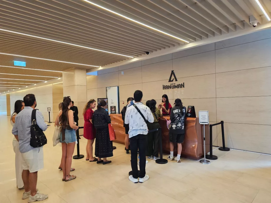 Akara Sky Hanuman - Прийом у підвалі