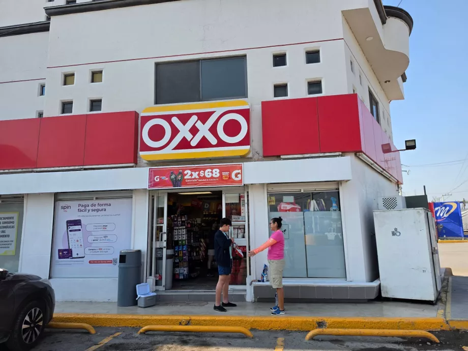 Навпроти знаходиться міні-маркет Oxxo