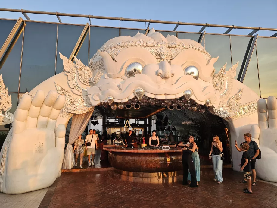 Акара Скай Хануман - культовий вхід на терасу