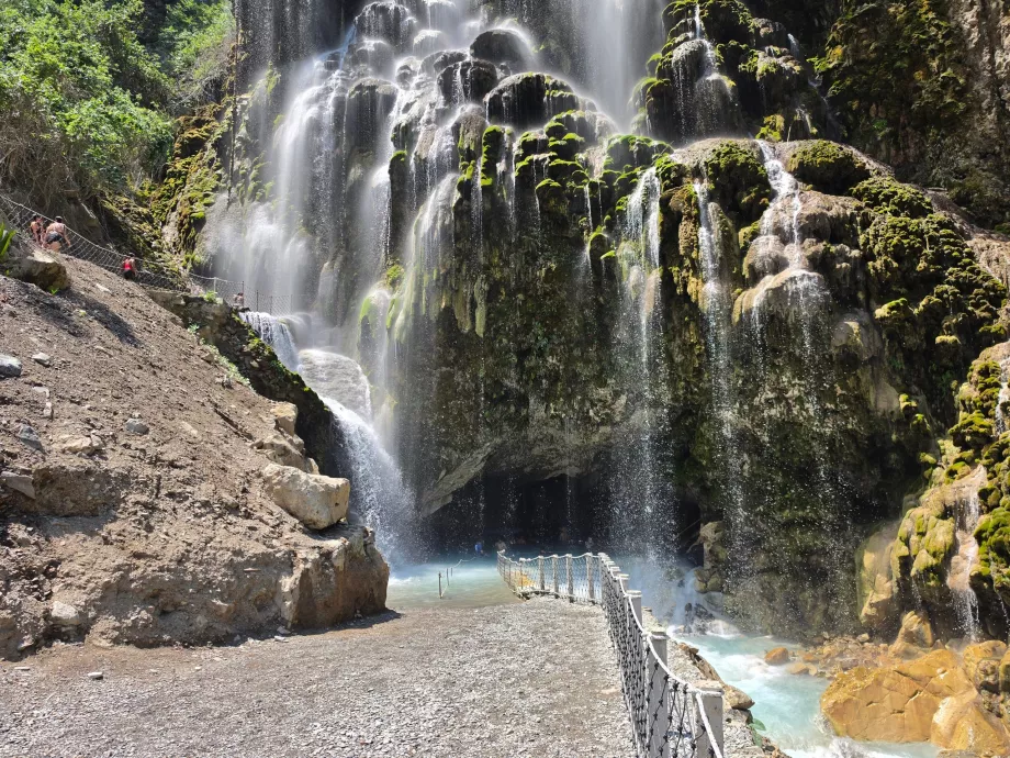 Водоспад і вхід до великої відкритої печери