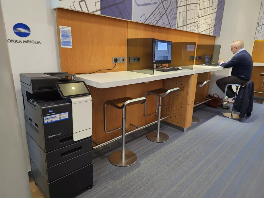 Місце для роботи та принтер