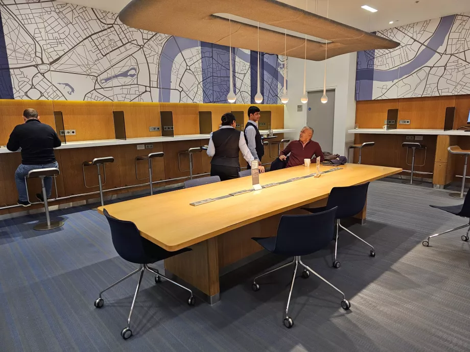 Робочі станції та столи