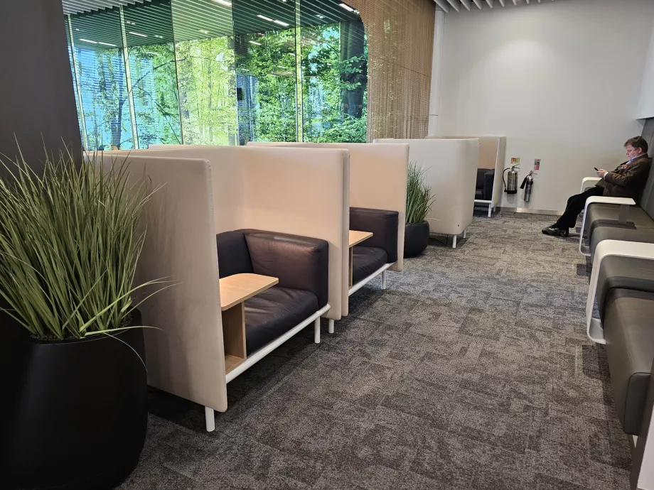 Сидячи в сенаторській залі