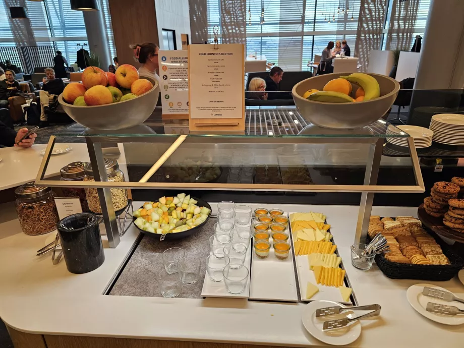 Солодощі, фрукти та сир