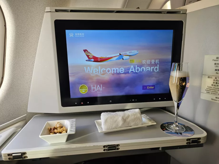 Вітальний напій, рушник та ширма