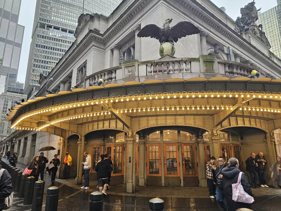 Статуя орла над входом