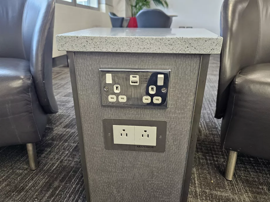 Розетки та зарядні пристрої