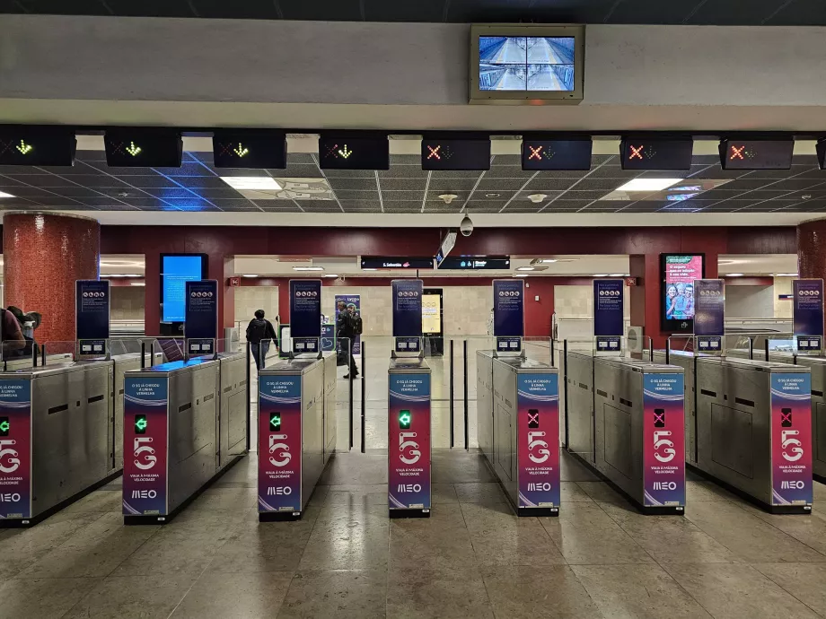 Турнікети для входу на станцію метро