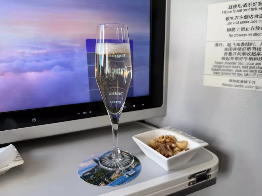 Вітальний напій та горішки