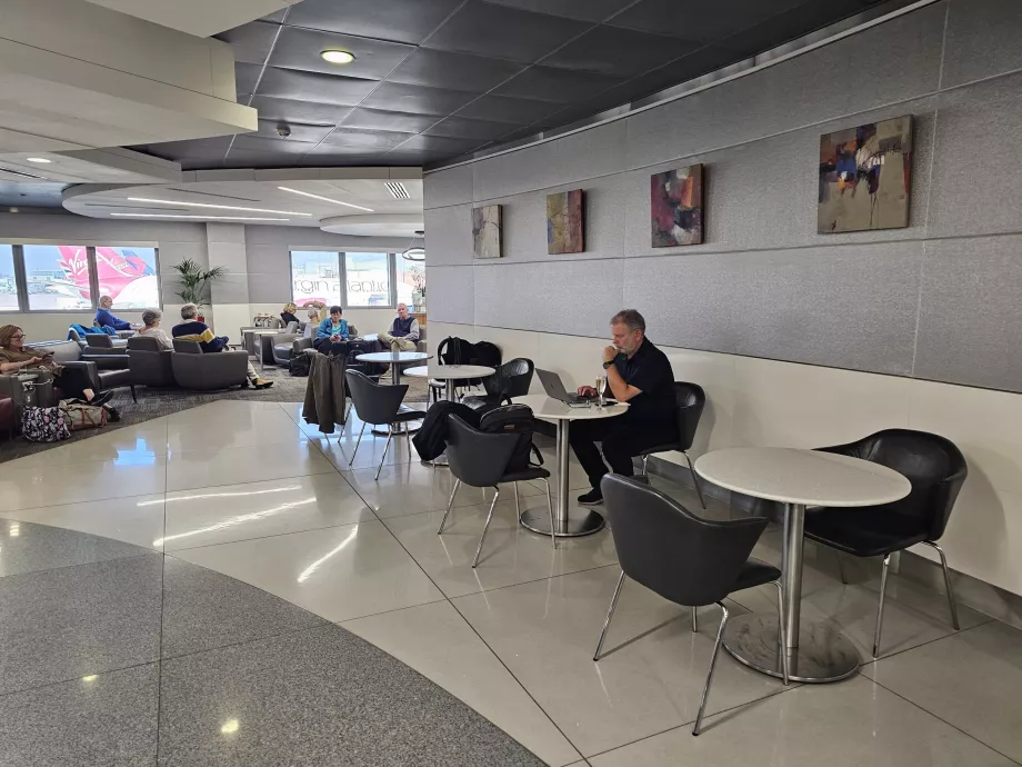 Обідні столи