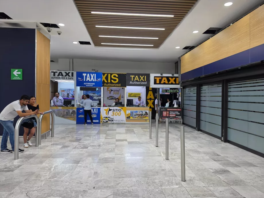 Стійки таксі у залі прильоту
