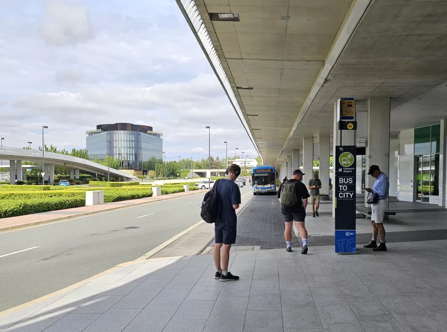 Автобусна зупинка в напрямку центру