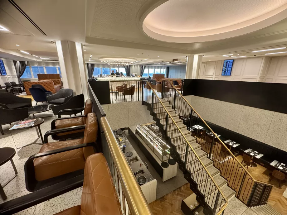 Вид на лаунж з верхнього поверху