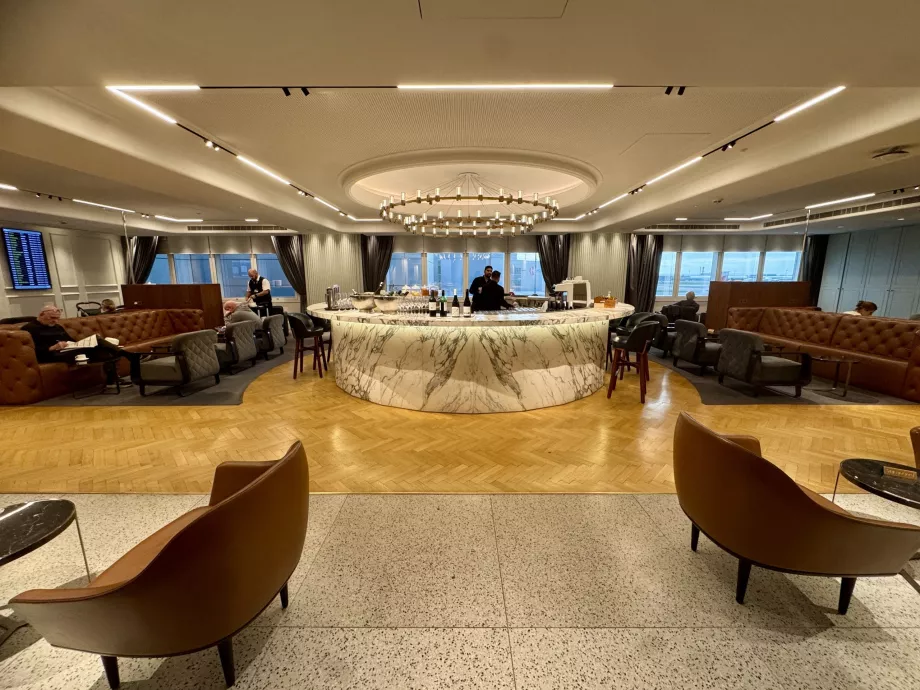 Лаунж-зона на верхньому поверсі з баром