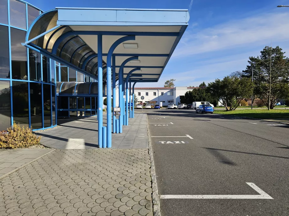 Стоянка таксі перед залом прильоту