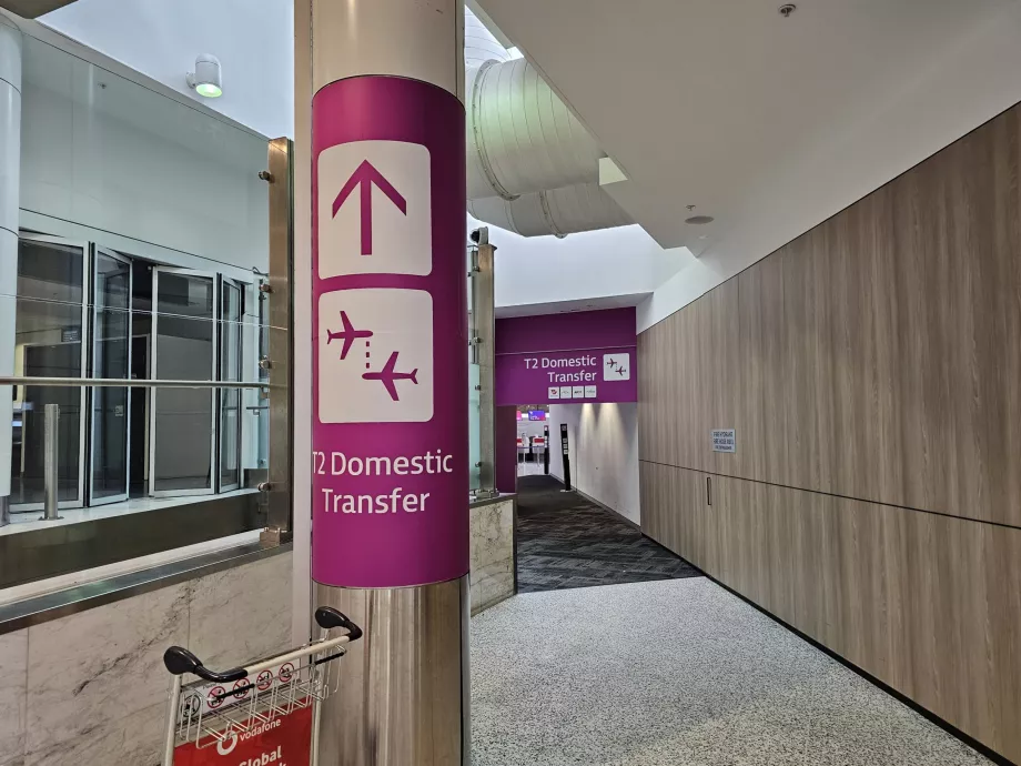 Знаки в Терміналі 1 для переходу до Терміналу 2